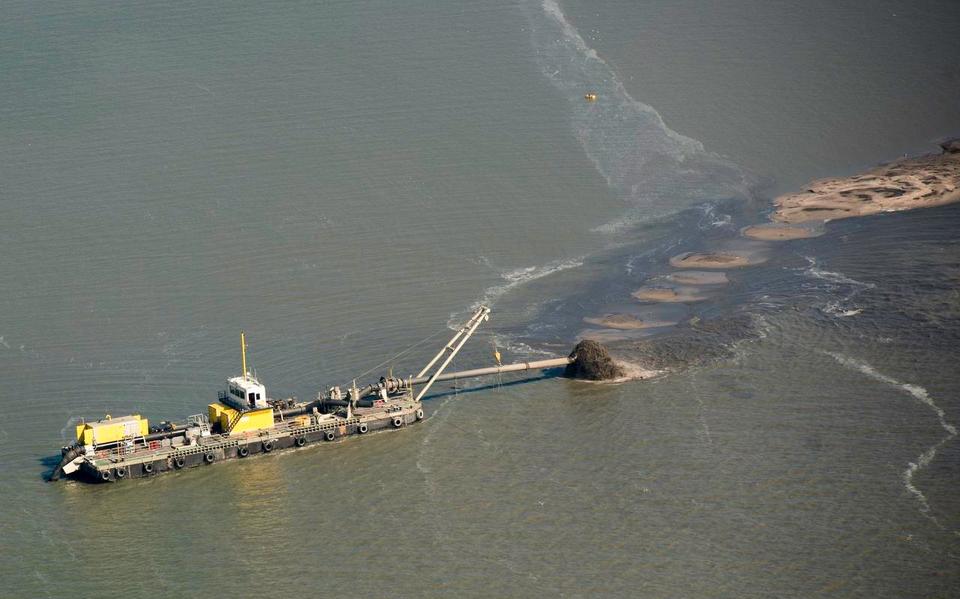 Zandopspuiting bij de aanleg van de Marker Wadden. In het geval van Schiermonnikoog wordt gehoopt dat de natuur kusterosie zelf oplost.