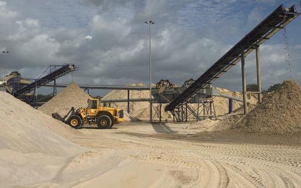 Zandwinner Smals uit Cuijk wilde in 2019 een nieuw plan ontwikkelen om toch zand te kunnen pompen uit de bodem van het IJsselmeer voor de kust van Oudemirdum.