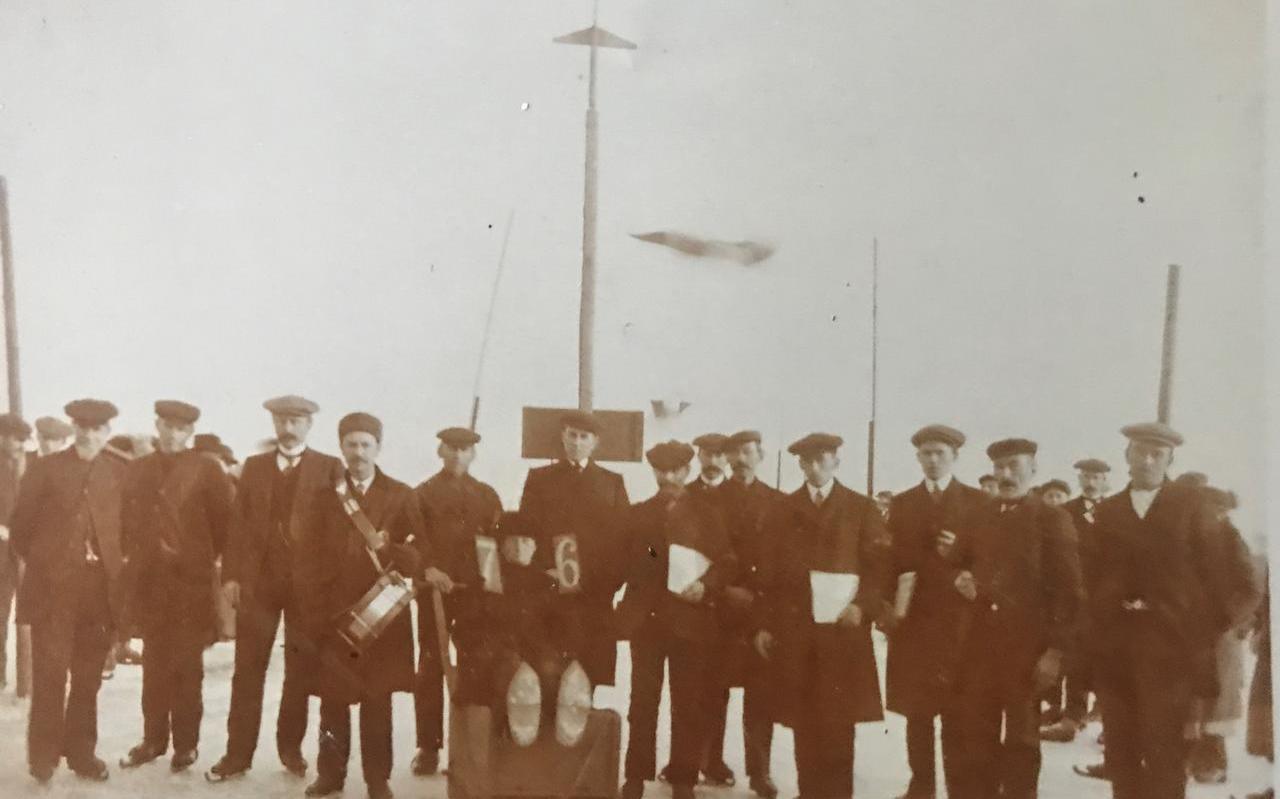 Het jubileumboek bevat ook oude foto’s, hier met het bestuur van de ijsblub in 1908.