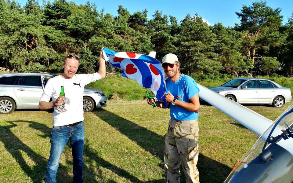 Friezen om utens Roelof Corporaal (l.) en Sander Terpstra direct na hun recordvlucht zweefvliegen.  Foto: FD