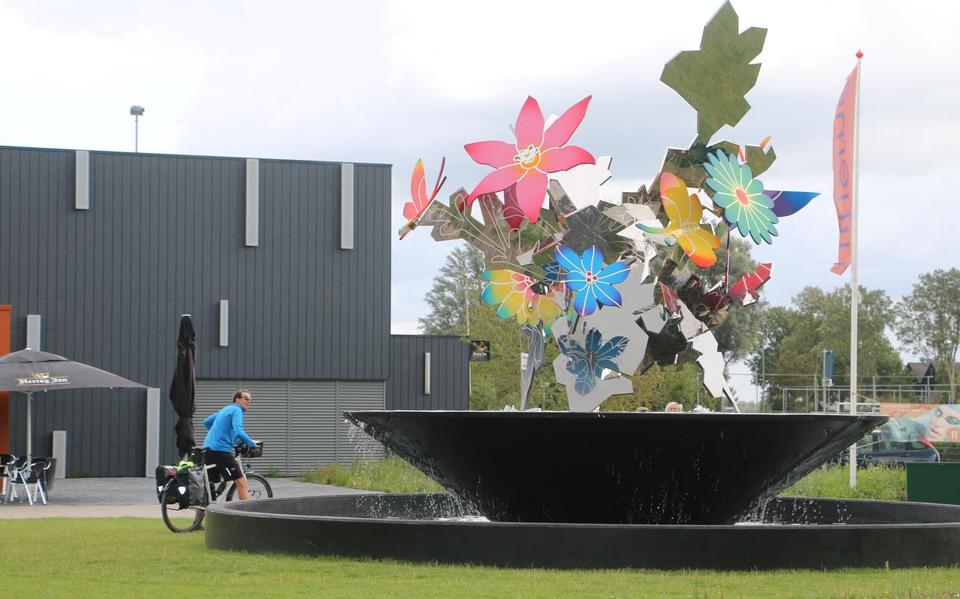 De fontein ‘Onsterfelijke bloemen’ van Shinji Ohmaki in IJlst.