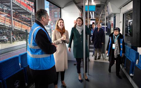 De presentatie van de waterstoftrein op station Groningen trok zaterdag heel wat bekijks. Ook minister van milieu en wonen, Stientje van Veldhoven (witte jas en bruine sjaal), kwam langs.