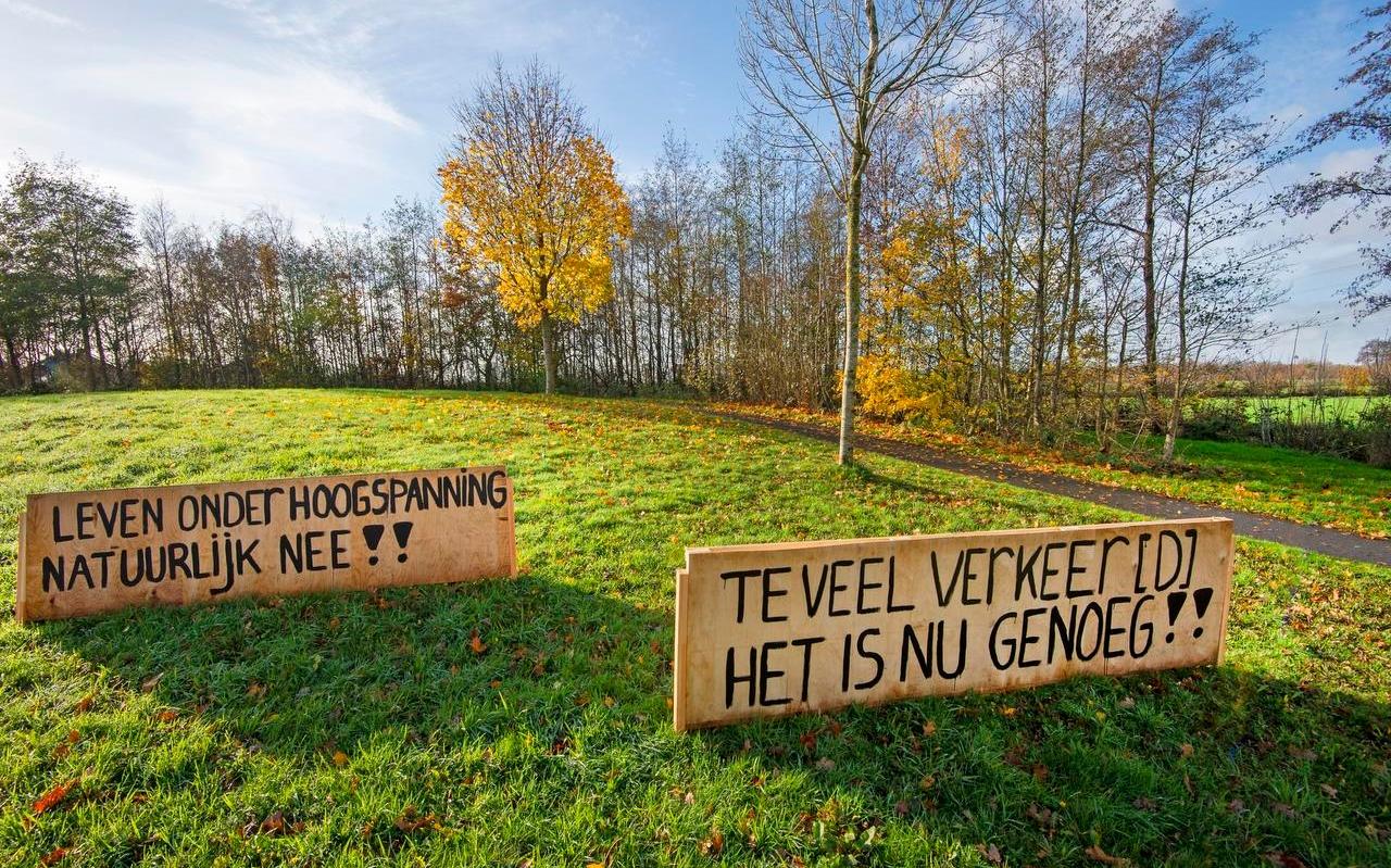 De locatie aan de Elingsloane met een protestbord. Er zijn plannen om hier bij Burgum woningen te bouwen.