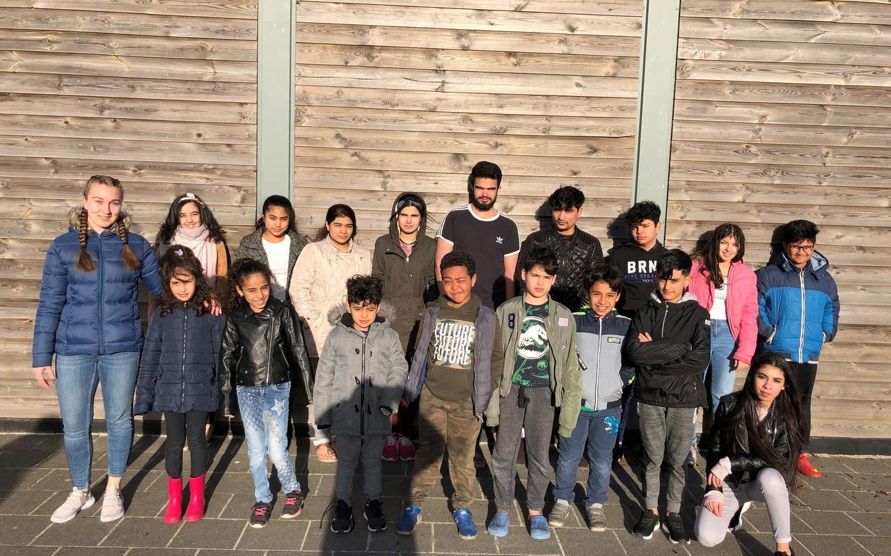 De geïnterviewde kinderen van het azc in Burgum, met interviewer Yaroslava Tymts helemaal links.