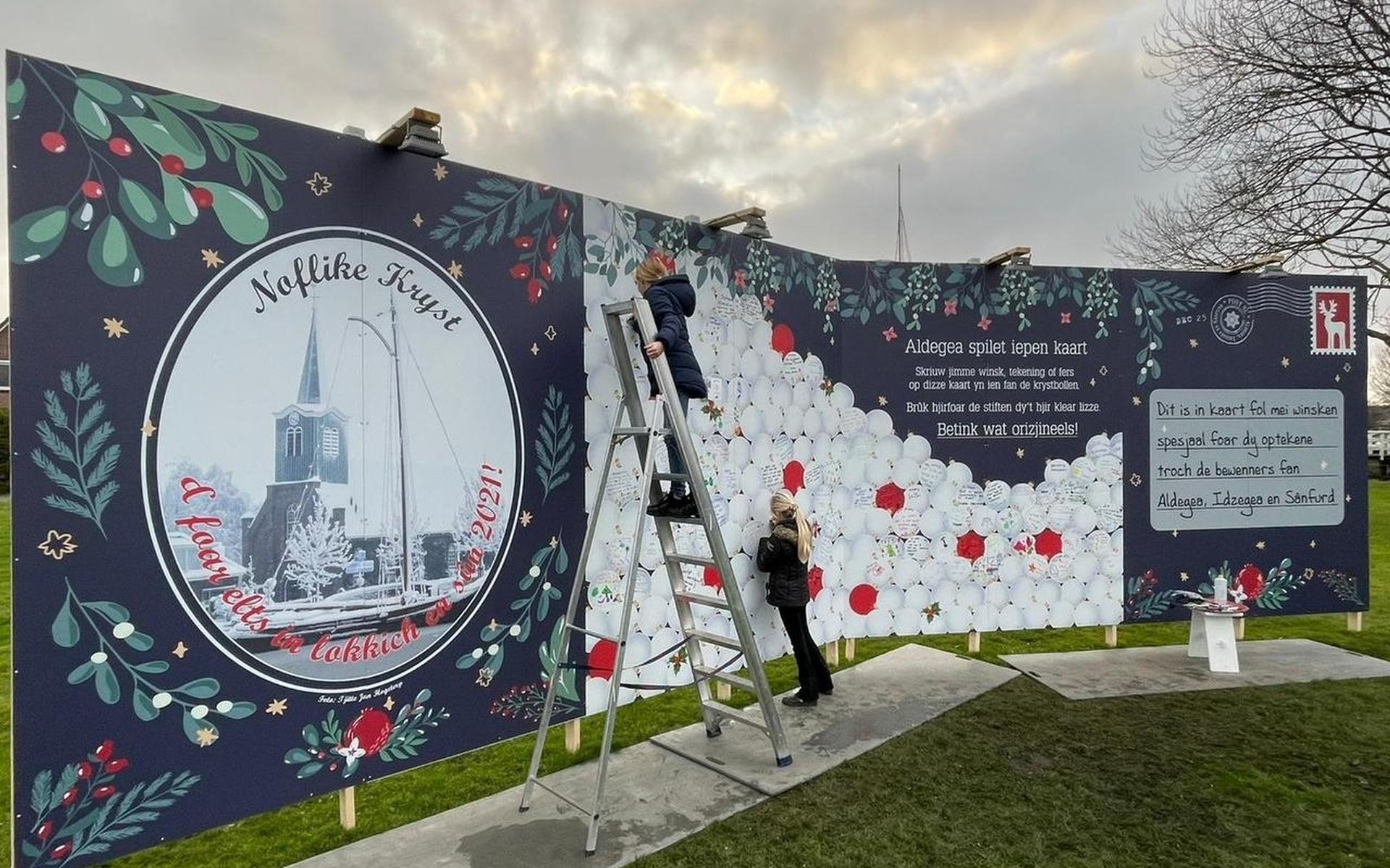 Heel Oudega (Súdwest-Fryslân) zet gelukswens op XXL-kerstkaart - Friesch Dagblad