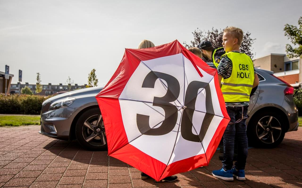 Kinderen houden een verkeerscontrole op de Europese Dag zonder Verkeersdoden. Foto: ANP