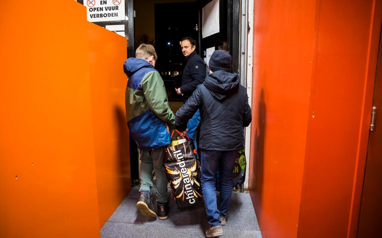 De eerste klanten komen hun bestellingen ophalen bij vuurwerkhandel de Rijswijkse Vuurwerkhal. ANP BART MAAT