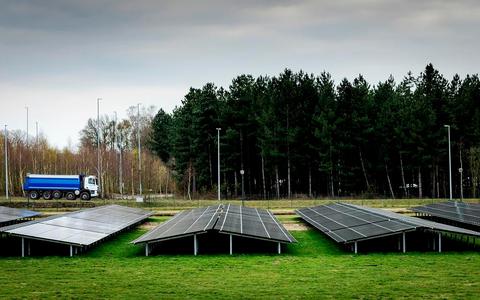 Overheden en ontwikkelaars besteden steeds meer aandacht aan de natuurlijke inpassing van zonnepanelen op land.