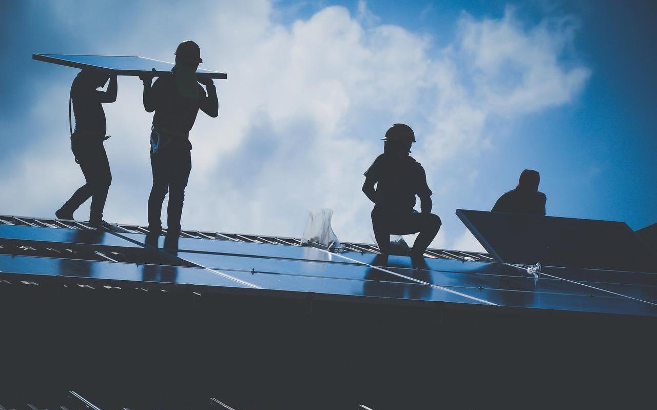 Diverse scholen met zonnepanelen op het dak liggen in de clinch met de Belastingdienst.
