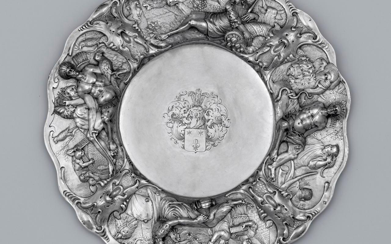 Schaal uit de zilvercollectie afkomstig uit het Poptaslot. In het midden het wapen van Popta en rondom voorstellingen van de vier werelddelen, met Europa boven, Afrika rechts, Azië beneden en de Amerika's links.