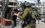 Confrontatie tussen een Israëlische grenswacht en een Palestijnse inwoner van Hebron op de Westelijke Jordaanoever.
