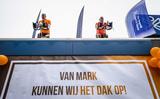 Deelnemers tijdens een les op het dak van een sportschool in Vlaardingen. Diverse sportschoolhouders boden zaterdag sportlessen aan als protestactie waarmee de branche hoopt het kabinet ertoe te bewegen sportscholen weer open te laten gaan.