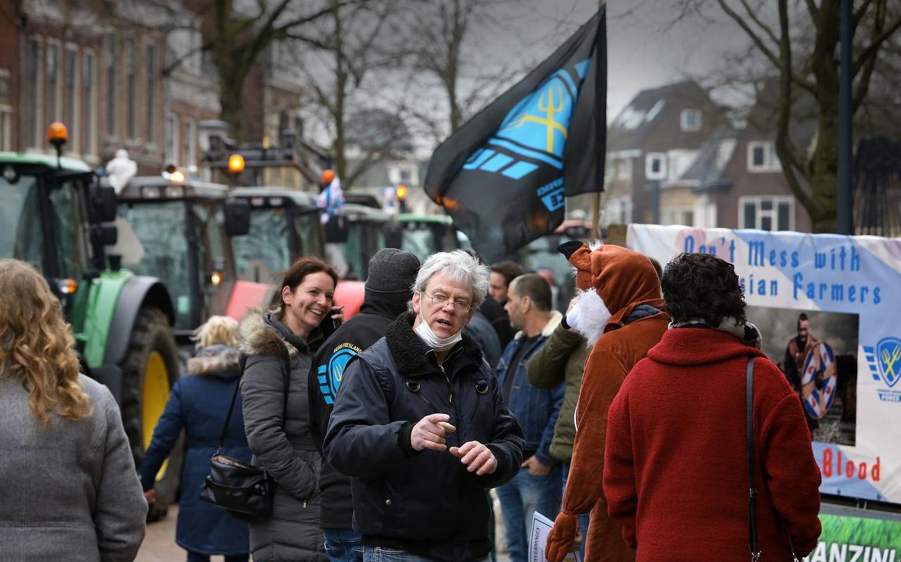Boerenprotest voor het provinciehuis in Leeuwarden. In het midden vogelwacht Peter Dijkstra uit Bozum.