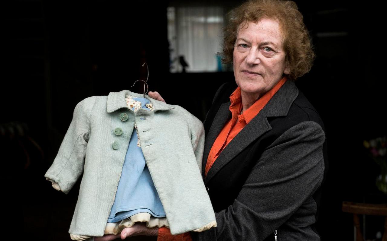 Dordrecht - Betty Troost-Rodrigues (78) overleefde de oorlog als Joods onderduikkindje in Sneek. Ze toont de kleertjes die ze droeg toen ze Amsterdam werd uitgesmokkeld (Foto Marnix Schmidt)