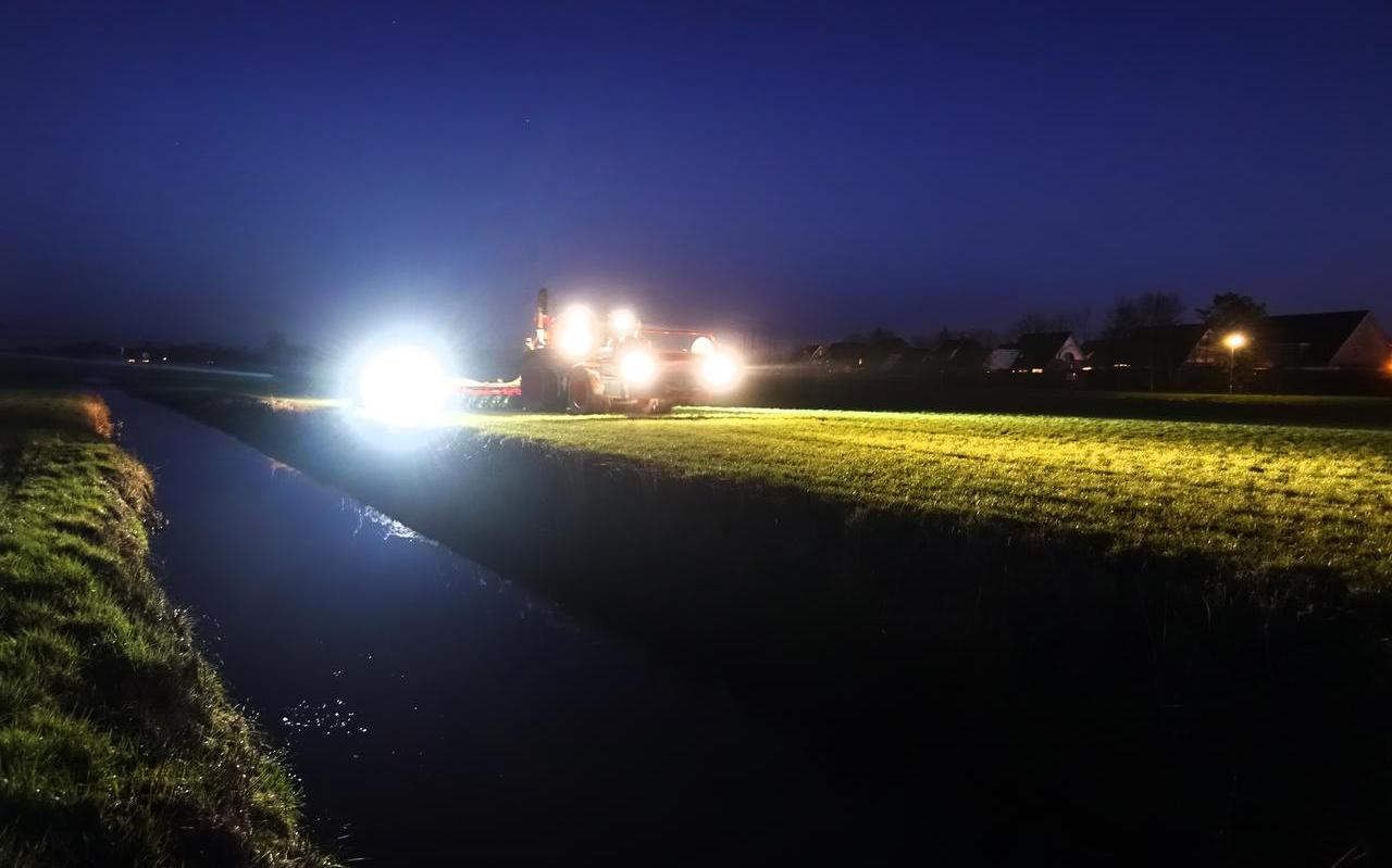 Melkveehouder René Hooghiemster in Akkrum laat ‘s nachts de mest uitrijden op zijn land.