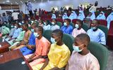 Ontvoerde jongeren van een school in Kangara nadat ze bevrijd zijn. De 42 scholieren waren tien dagen eerder ontvoerd.