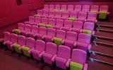 De roze zaal bij Slieker Film: het filmtheater heeft zittingen gewisseld met stoelen uit een andere zaal zodat duidelijk is waar mensen kunnen plaatsnemen op voldoende afstand van elkaar.