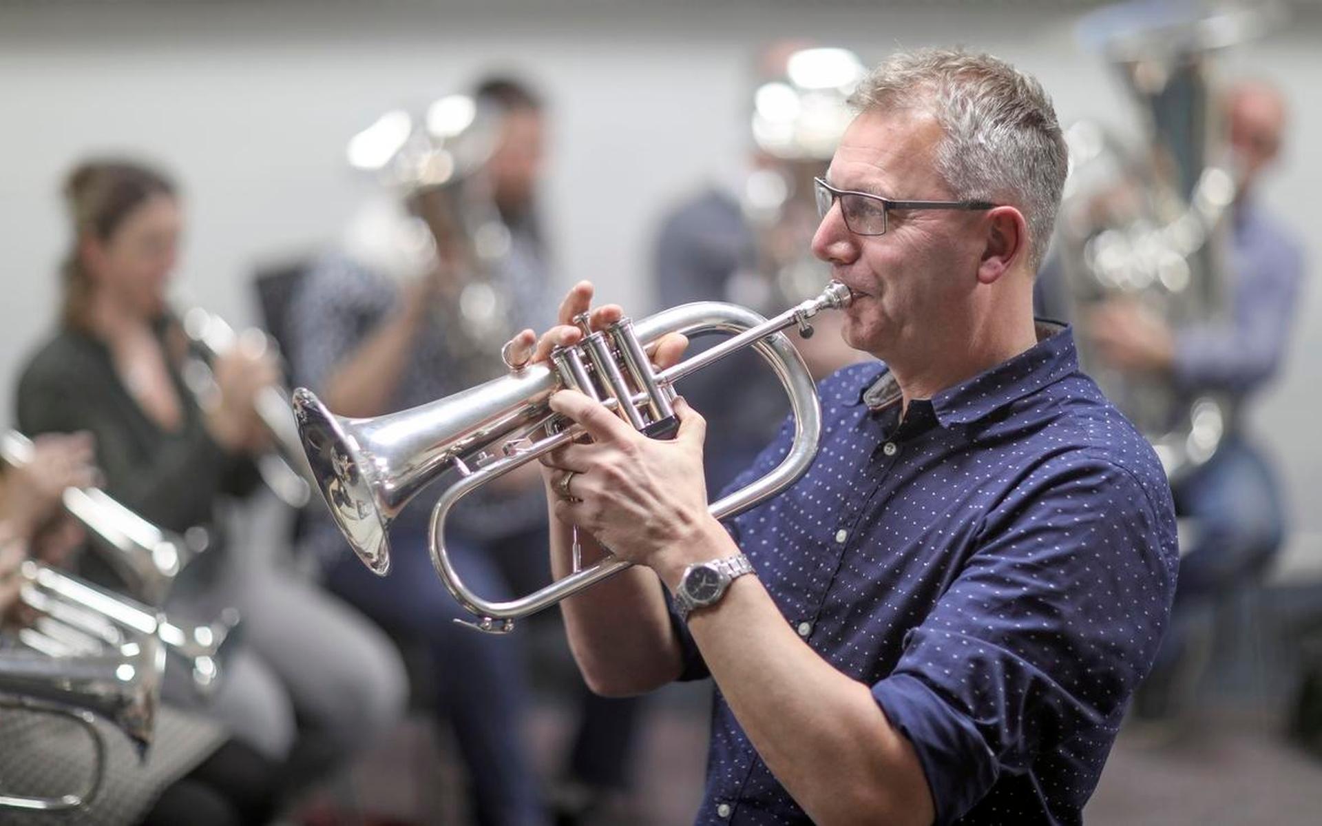 Hoe Guus Pieksma uit Sneek overal in de provincie mensen (weer) aan het spelen krijgt - Friesch Dagb