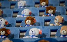 Het Abe Lenstra Stadion werd zaterdag bevolkt door 15.000 knuffelberen, die inmiddels allemaal zijn verkocht en waarvan de opbrengst ten goede komt aan KiKa.