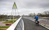 De fietsbrug over de rotonde in Drachten is volgens oud-wielrenner René Hooghiemster gevaarlijk.