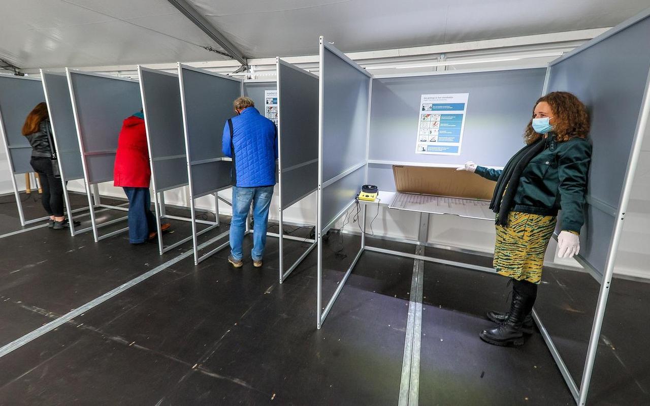 Janienke Knol, voorzitter van het stembureau, toont de stemmal voor blinden en slechtzienden in stembureau Gemeentehuis in Heerenveen.