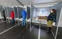 Janienke Knol, voorzitter van het stembureau, toont de stemmal voor blinden en slechtzienden in stembureau Gemeentehuis in Heerenveen.