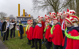Wethouder Frans Veltman van de gemeente De Fryske Marren onthult het tijdelijke plaatsnaambord van Bakhuizen op 10 februari 2018. Tijdens carnaval heet het dorp Bokkedam.