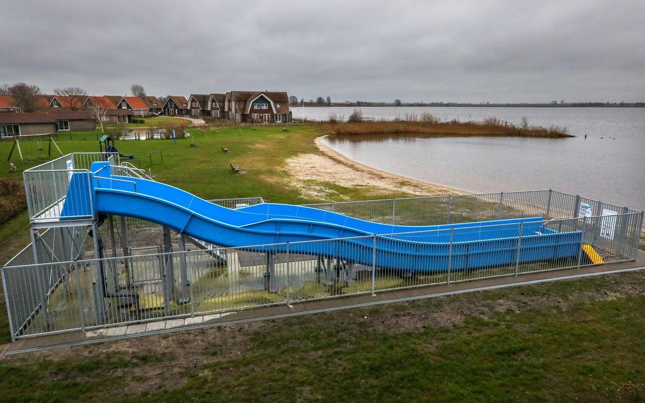 De waterglijbaan op het strand van Heeg is betaald door het ondernemersfonds Súdwest-Fryslân.
