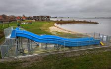 De waterglijbaan op het strand van Heeg is betaald door het ondernemersfonds Súdwest-Fryslân.