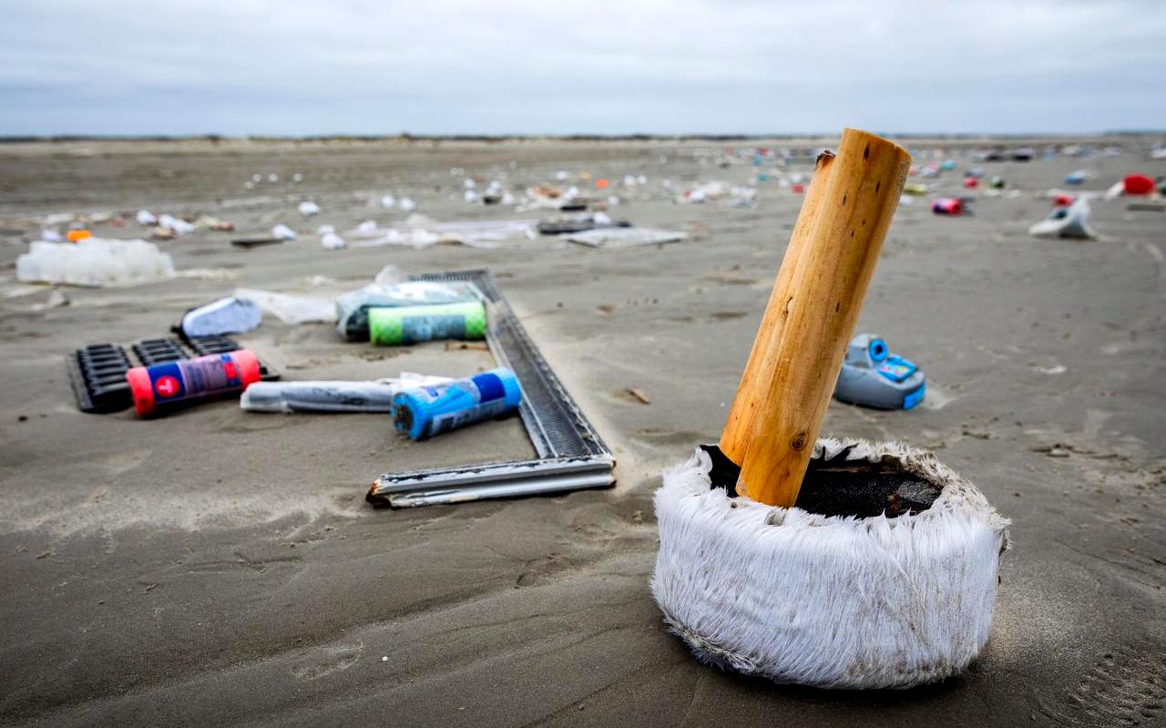 Kapotte spullen, afkomstig van Msc Zoe, is aangespoeld op het strand van Schiermonnikoog.