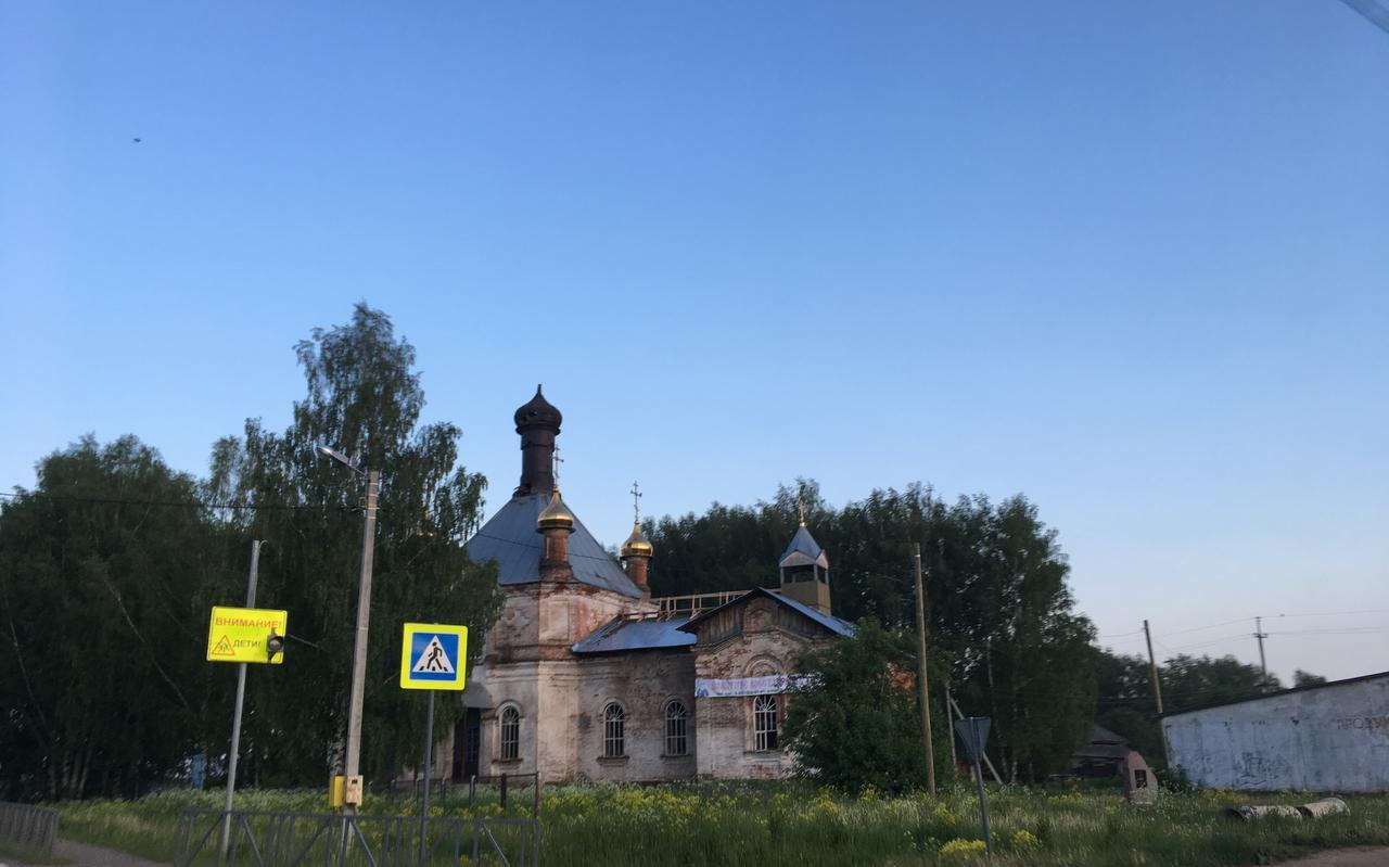 Er is te weinig geld om de vervallen kerk in Polozovo op te knappen.