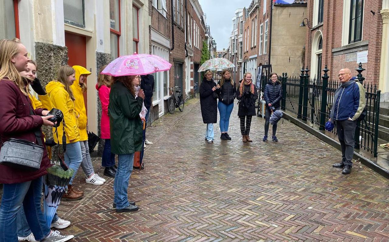 André Boers vertelt bij de voormalige synagoge in de Sacramentsstraat over het Joodse leven in Leeuwarden voor de oorlog.