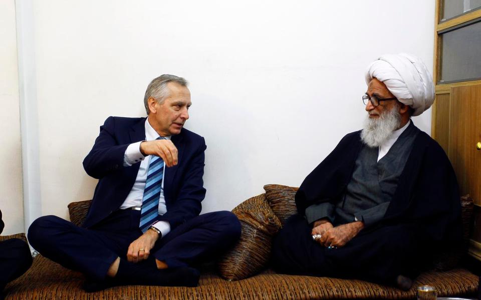 De Slowaakse politicus Jan Figel in gesprek met Ayatollah Sheikh Bashir Hussain Najafi.