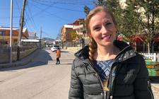 Evie Deelstra in Sauk, een dorp nabij de Albanese hoofdstad Tirana. Deelstra wil in de omgeving van Tirana een woonvorm voor mensen met een beperking beginnen.