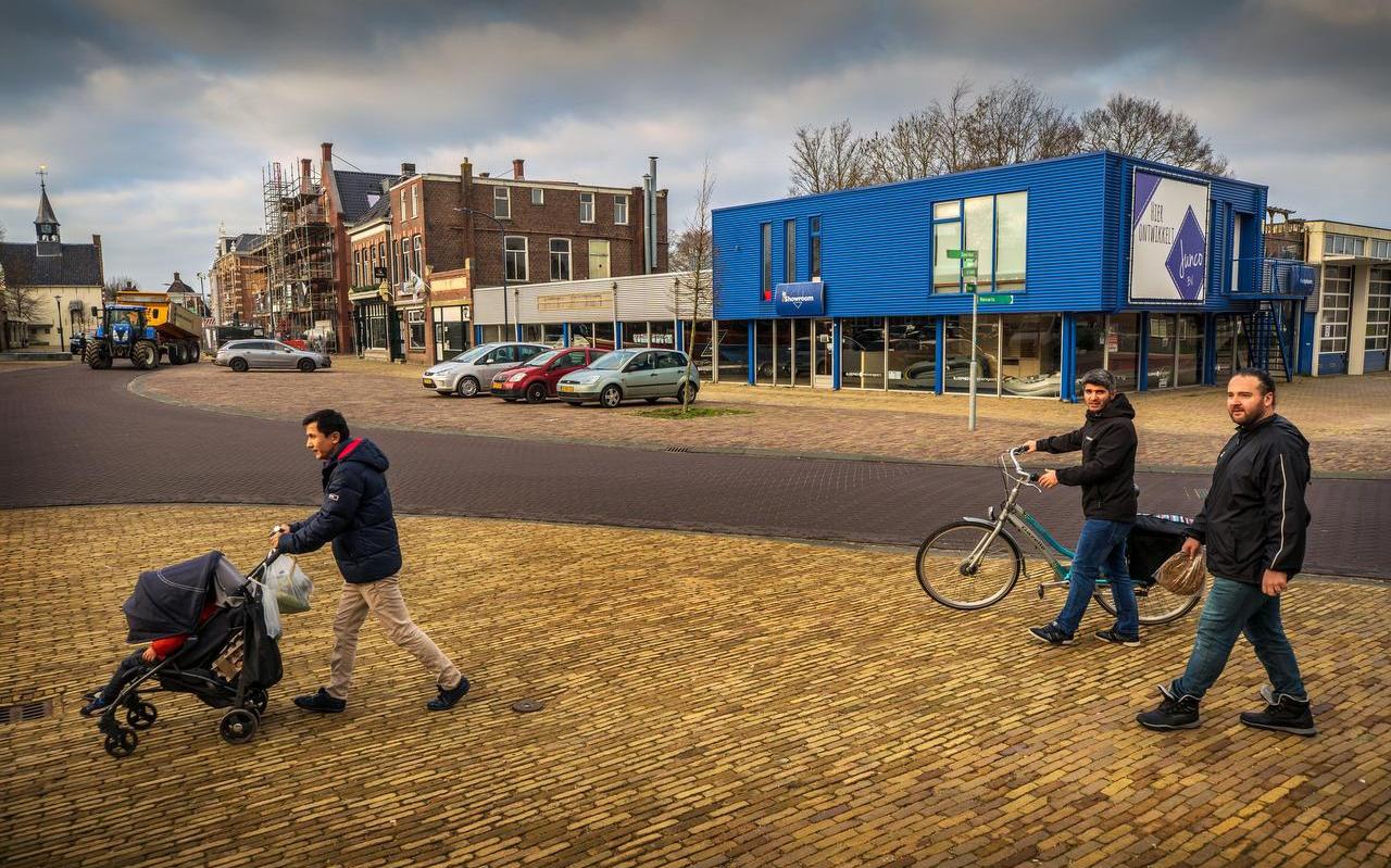 De ‘rotte kies’ in het centrum van Balk. Het blauwe pand van het voormalige garagebedrijf Van der Heide aan de Dubbelstraat moet gesloopt en vervangen door een appartementencomplex.