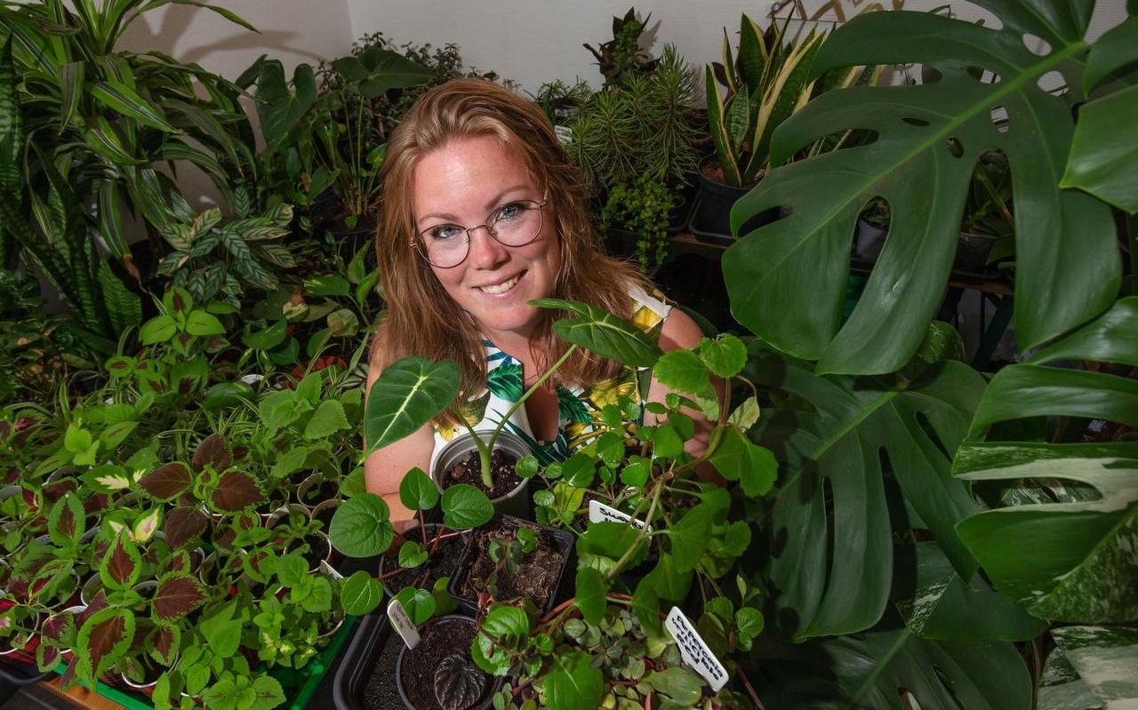Janette Jissink temidden van de planten in haar ‘plantenasiel’ in Scherpenzeel.
