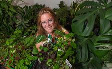 Janette Jissink temidden van de planten in haar ‘plantenasiel’ in Scherpenzeel.
