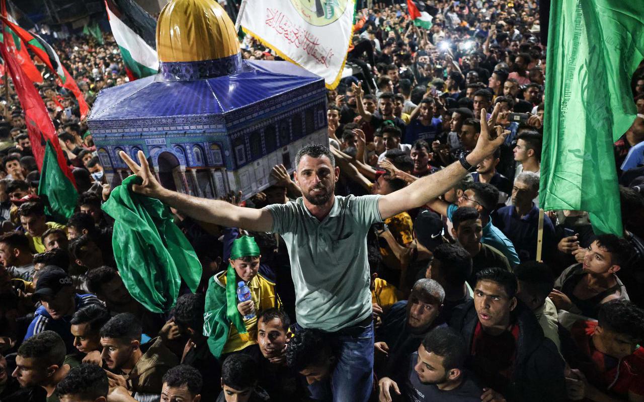 Inwoners van Gaza gingen donderdagnacht in groten getale de straat op om het staakt-het-vuren met Israël te vieren. De Palestijnse Hamas-beweging claimt de overwinning op Israël.