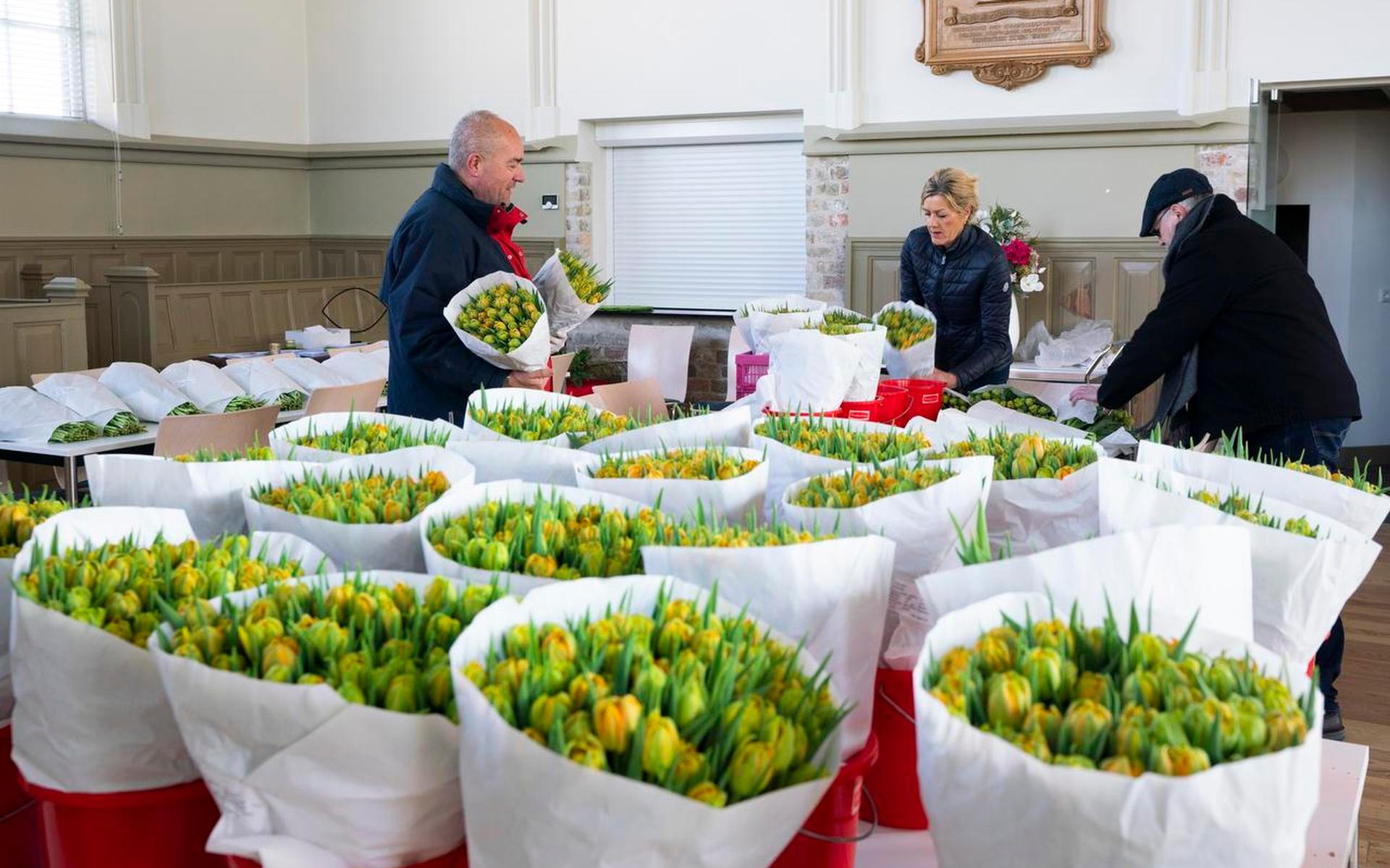 Jubilerend echtpaar geeft 282 bossen tulpen weg aan gemeenteleden - Friesch  Dagblad