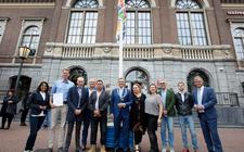 In Leeuwarden ging gisteren de vlag in top op Global Goals-vlaggendag. Een groep Leeuwarders die erg duurzaam bezig is werd in het zonnetje gezet door burgemeester Sybrand Buma.