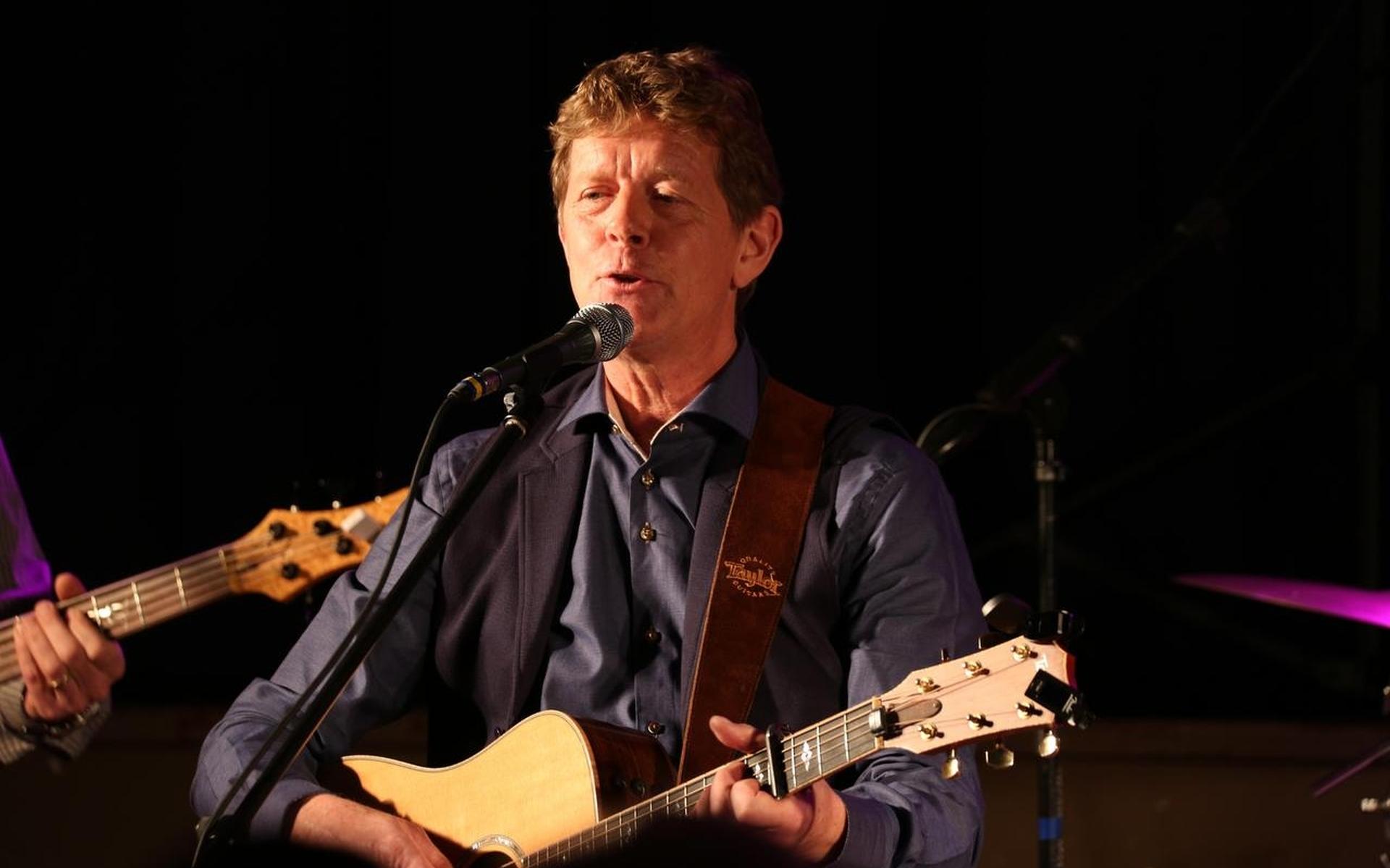 Drie Friese troubadours in Lippenhuizen voor het eerst samen op het podium - Friesch Dagblad