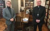 Voor het essay van Maand van de Bijbel, die gisteren begon, schreven de scriba van de Protestantse Kerk Nederland, dominee René de Reuver (links), en de bisschop van Den Bosch, Gerard de Korte, elkaar brieven over vijf thema’s.