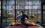 Epke Zonderland traint in het oude fitnesscentrum in Heerenveen dat hij zolang de coronacrisis duurt tot zijn beschikking heeft. Foto: ANP