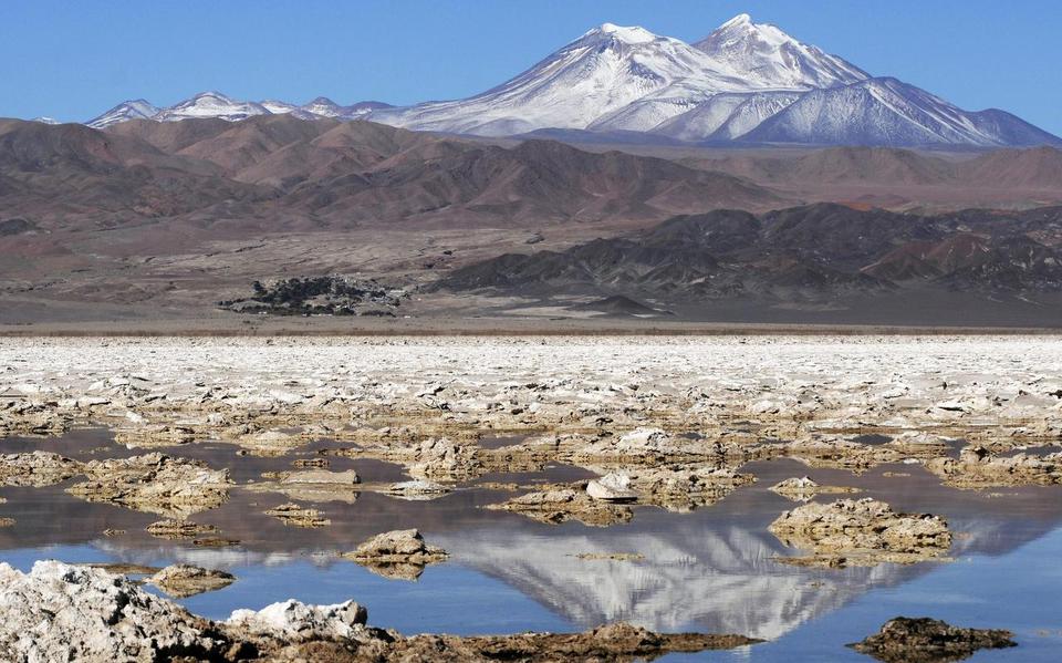 De Atamacawoestijn - voor het grootste deel gelegen in Chili, met uitlopers naar Argentinië, Peru en Bolivia - is een van de grootste bronnen van lithium in de wereld.