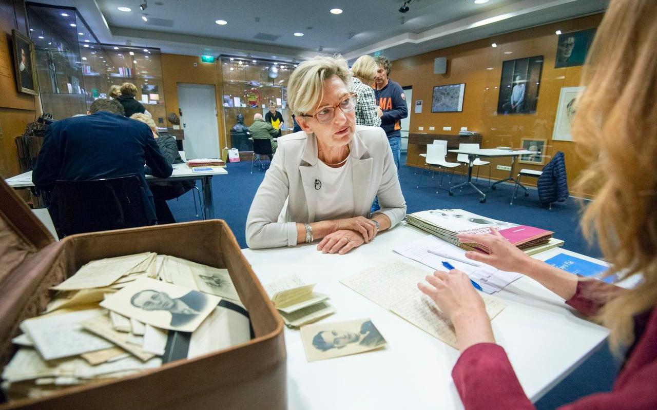 Barbara Nijman levert bij Tresoar een bruine koffer met brieven af van verzetstrijder Lolle Rondaan aan haar moeder. Marre Sloots van Treasoar bekijkt met haar de papieren.