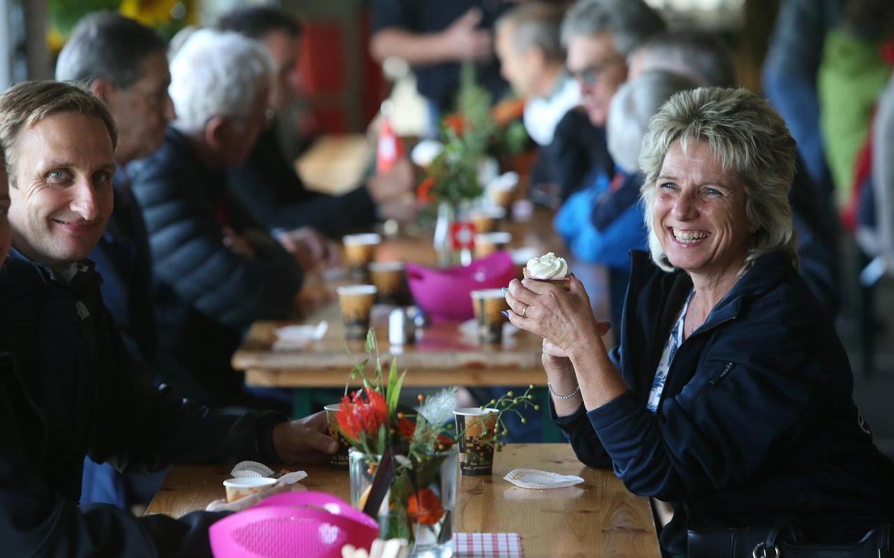 Koffie met oranjekoek was er zaterdagochtend bij het Riedertreffen voor de mensen uit Duitsland, Zwitserland en Oostenrijk én de inwoners van het Friese Ried.
