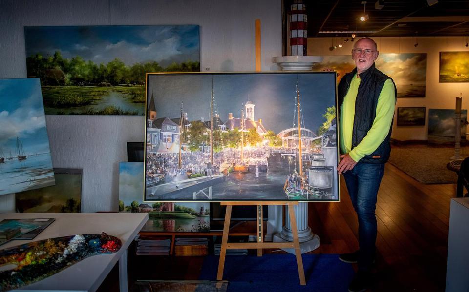 Jan Kooistra in september vorig jaar met een schilderij dat hij voor de Admiraliteitsdagen maakte.