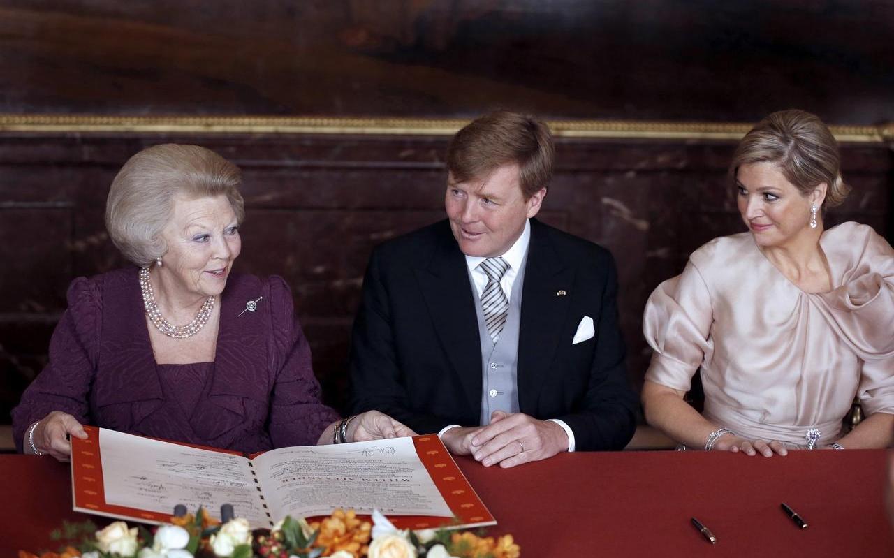 Koningin Beatrix geeft de Akte van Abdicatie aan prins Willem-Alexander, waarmee zij, op 30 april 2013, vrijwillig afstand deed van de troon ten gunste van haar zoon.