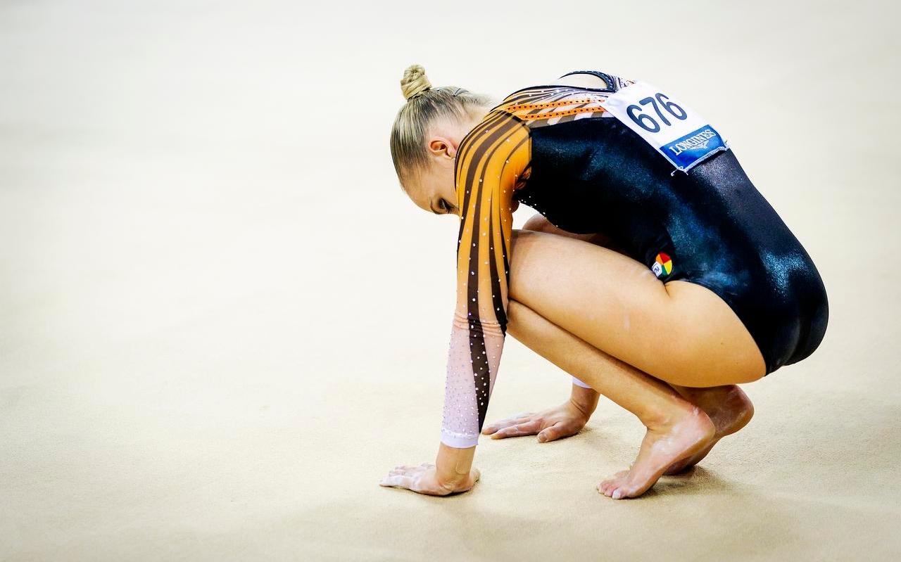 Sanne Wevers in actie op de balk tijdens de toestel finales op de wereldkampioenschappen turnen in Doha, Qatar.