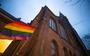De regenboogvlag hangt uit bij de Oranjekerk in Amsterdam. Foto: ANP